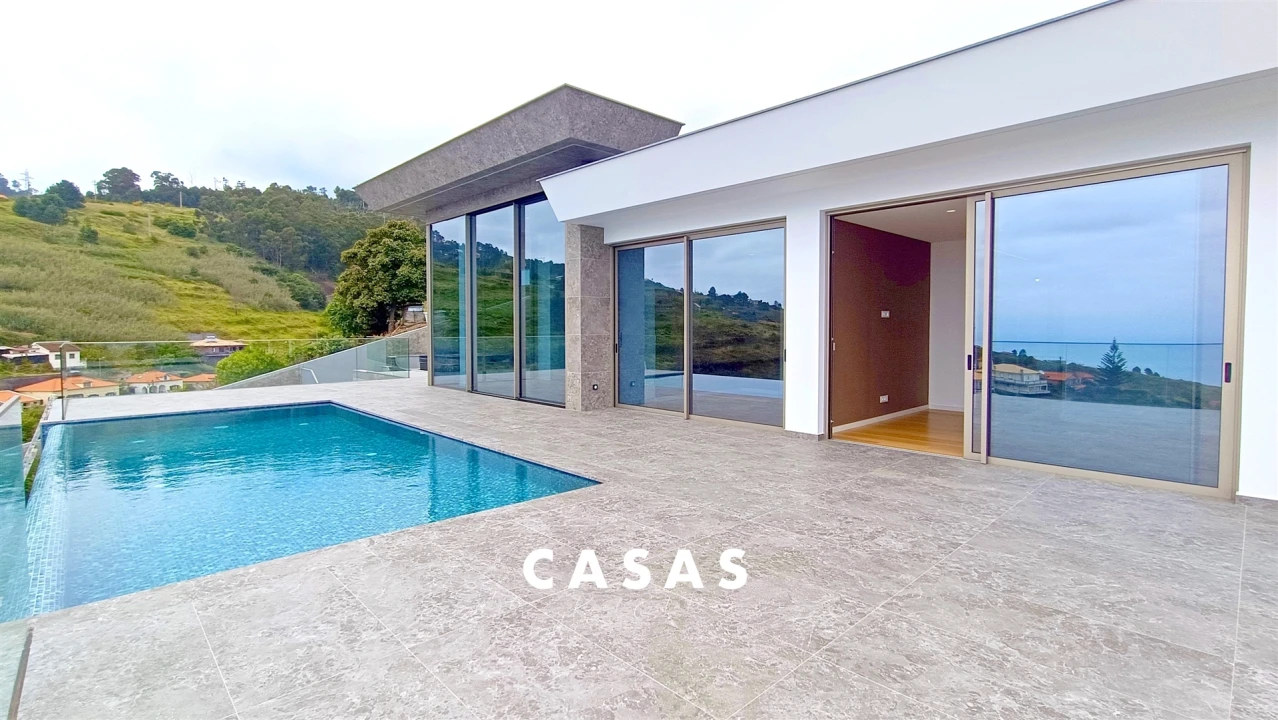 Moradia T4 para Venda em Estreito da Calheta Foto 4