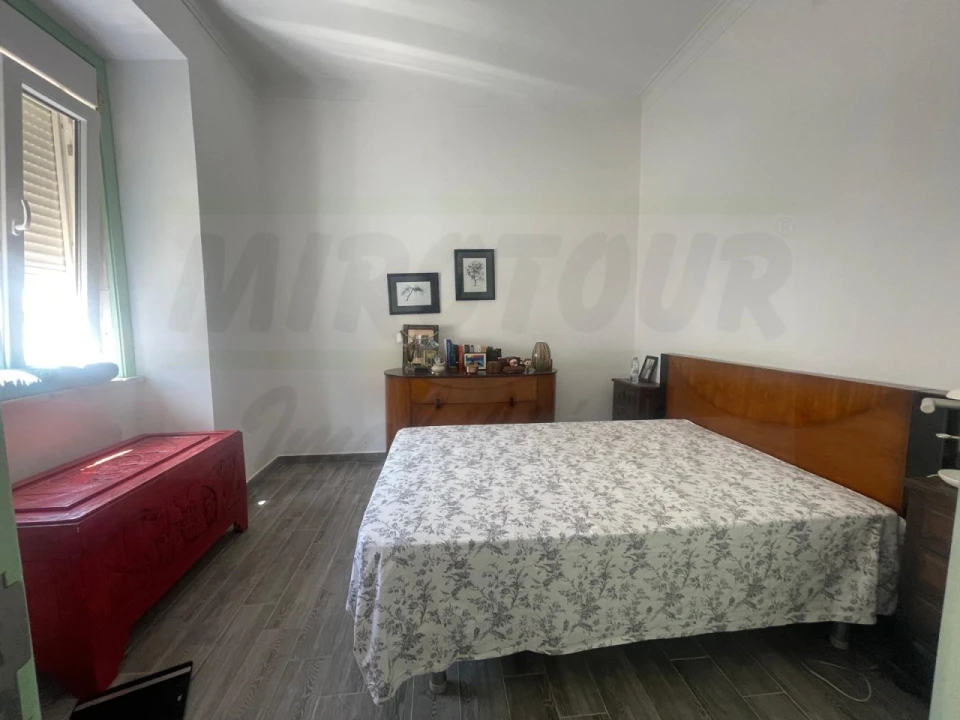 Moradia T4 para Venda em Abela Foto 5