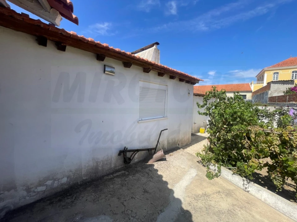 Moradia T4 para Venda em Abela Foto 38