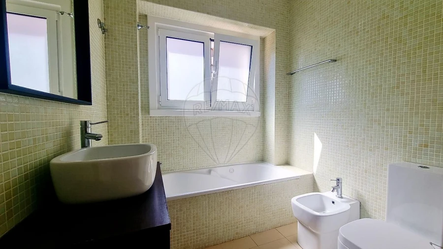 Apartamento T2 para Arrendamento em Alvalade Foto 18