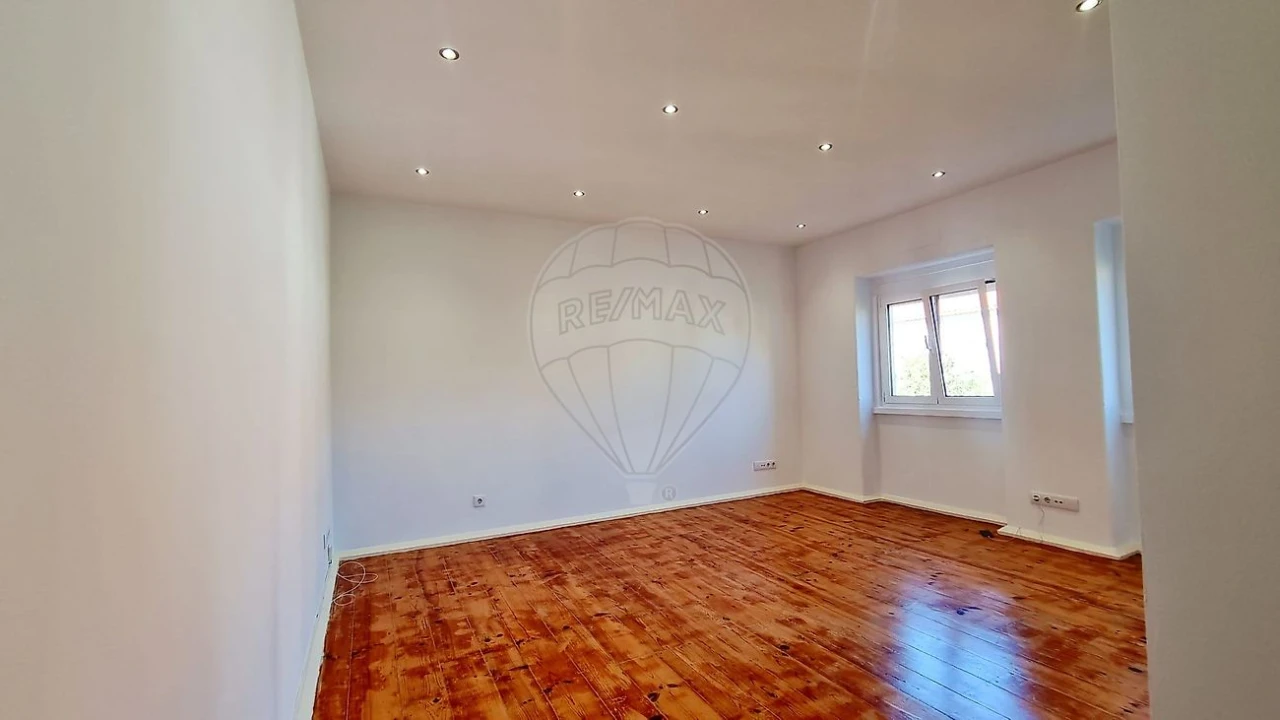 Apartamento T2 para Arrendamento em Alvalade Foto 2