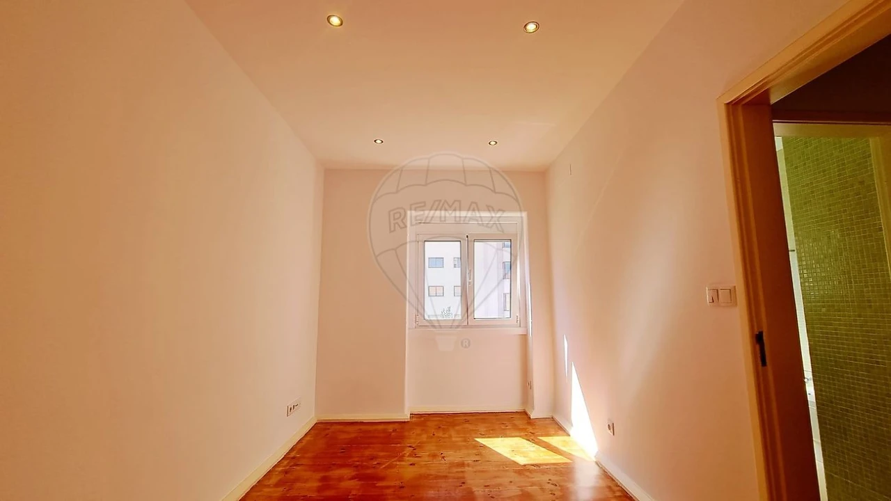 Apartamento T2 para Arrendamento em Alvalade Foto 14