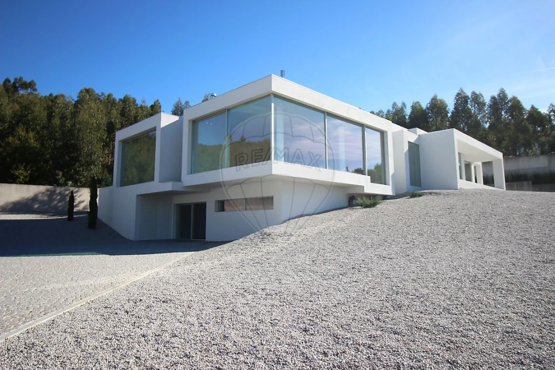 Moradia T4 para Venda em Aguiar de Sousa Foto 2