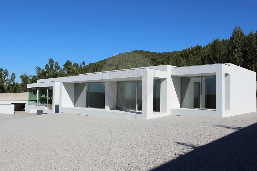 Moradia T4 para Venda em Aguiar de Sousa Foto 3