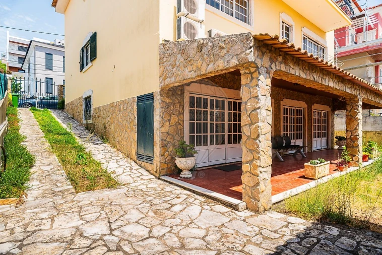 Moradia T4 para Venda em Ramada e Caneças