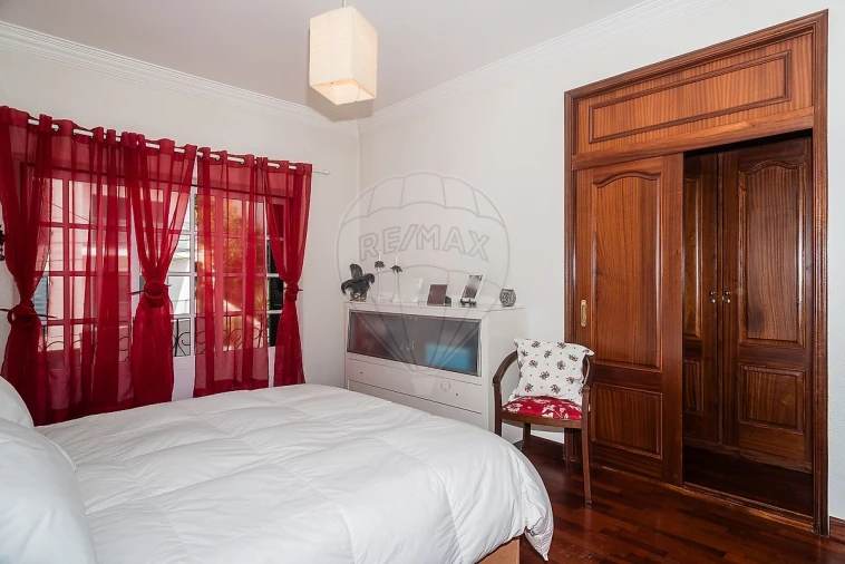 Moradia T4 para Venda em Ramada e Caneças Foto 7