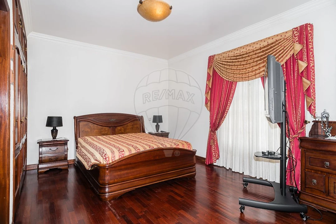 Moradia T4 para Venda em Ramada e Caneças Foto 4