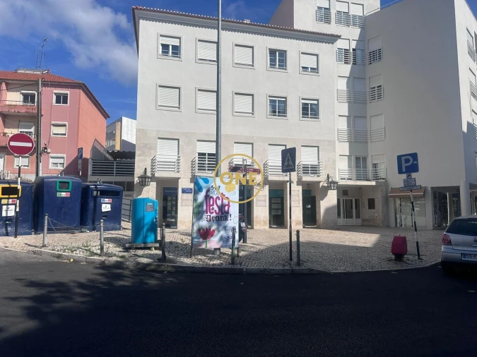 Loja para Venda em Almada, Cova da Piedade, Pragal e Cacilhas Foto 1