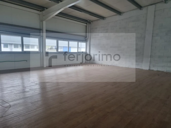 Armazém para Arrendamento em Azurem Foto 2