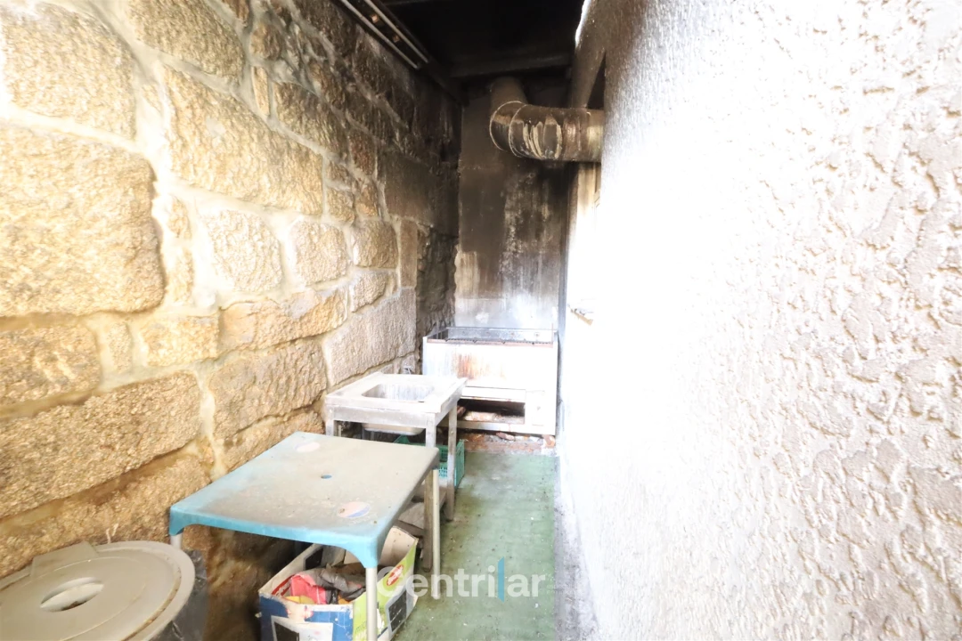 Loja para Venda em Vila Nova de Tazem Foto 12