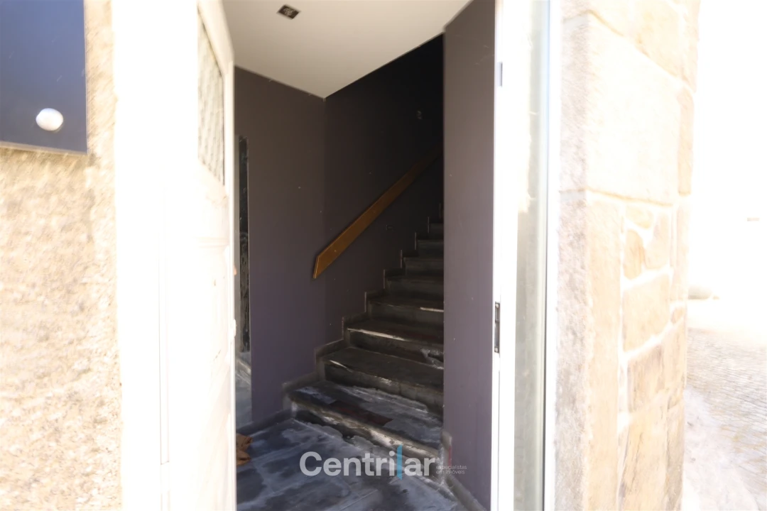 Loja para Venda em Vila Nova de Tazem Foto 2