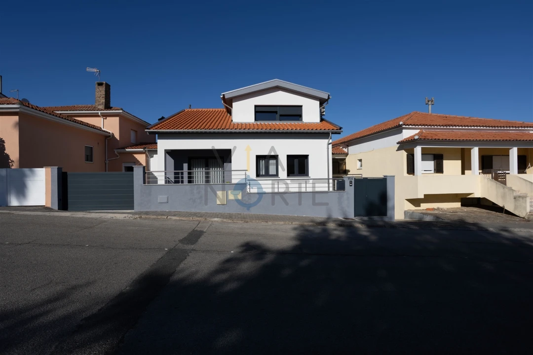 Moradia T4 para Venda em Alfandega da Fe Foto 1