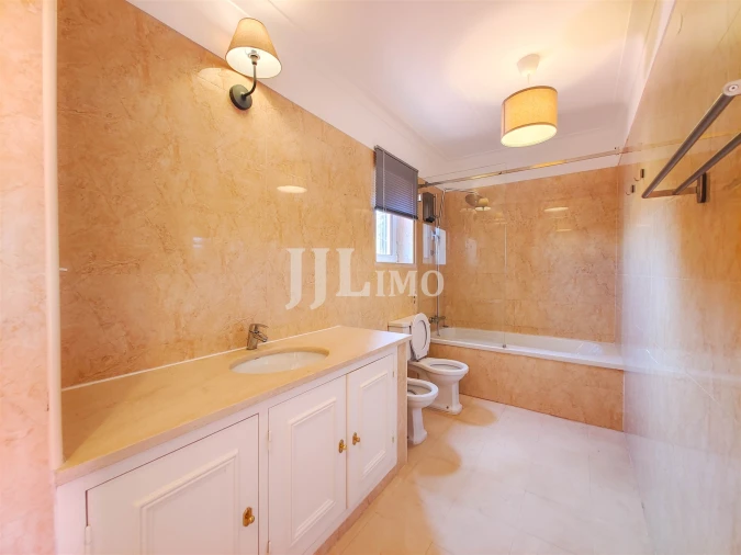 Moradia T4 para Arrendamento em Santa Maria e São Miguel, São Martinho, São Pedro Penaferrim Foto 33