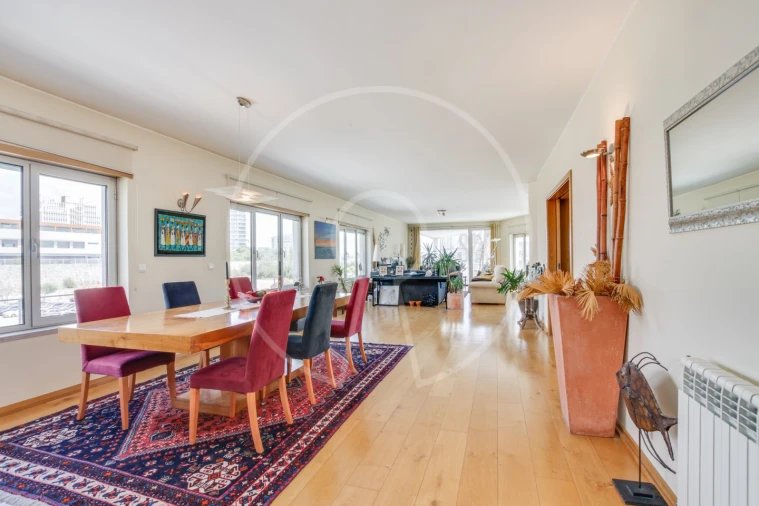 Apartamento T5 para Venda em Parque das Nações Foto 3