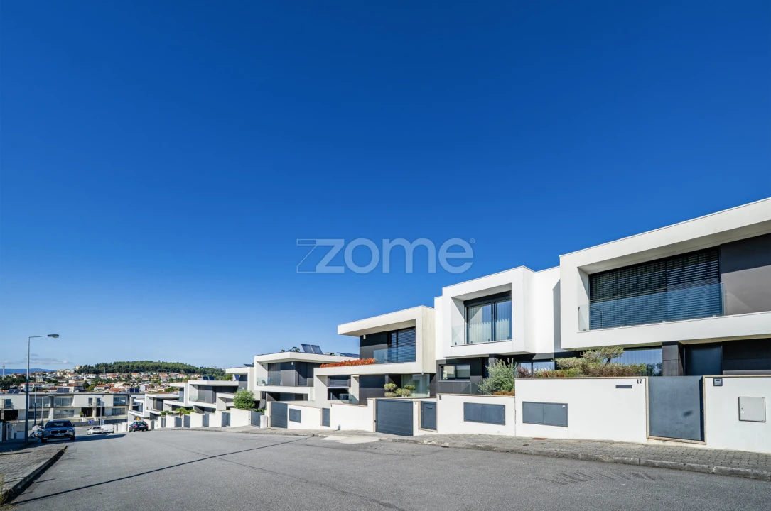 Moradia T4 para Venda em Lomar e Arcos Foto 1