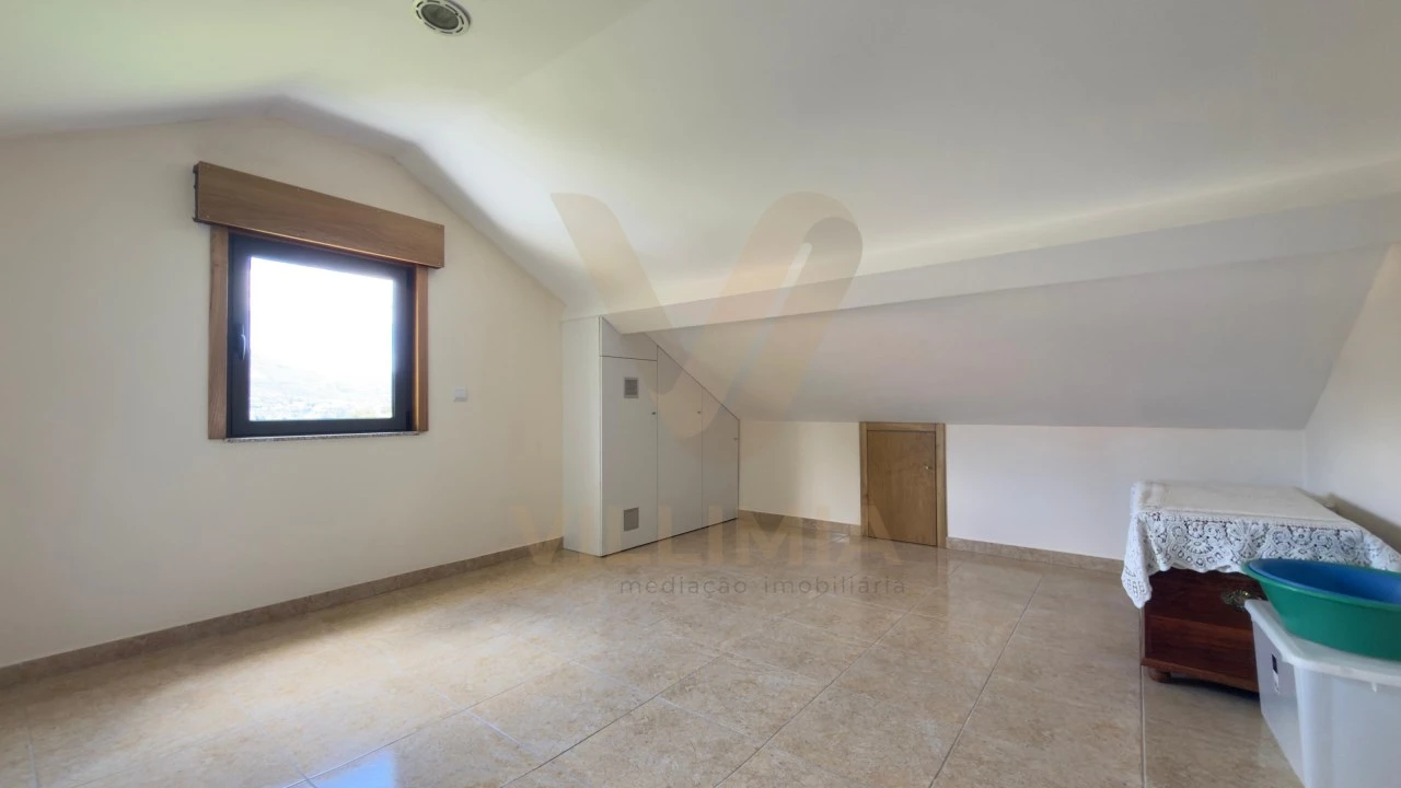 Moradia T7 para Venda em Labruja Foto 33