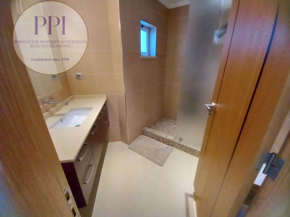 Moradia T4 para Venda em Budens Foto 16