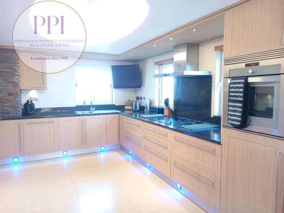 Moradia T4 para Venda em Budens Foto 12