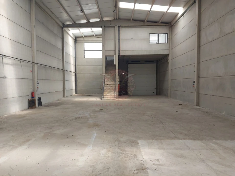 Armazém para Arrendamento em Santa Maria e São Miguel, São Martinho, São Pedro Penaferrim Foto 1