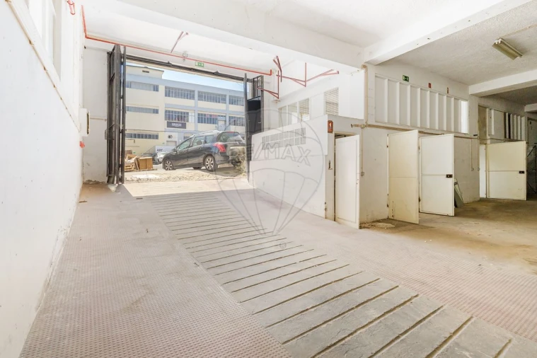 Armazém para Arrendamento em Sacavém e Prior Velho Foto 6