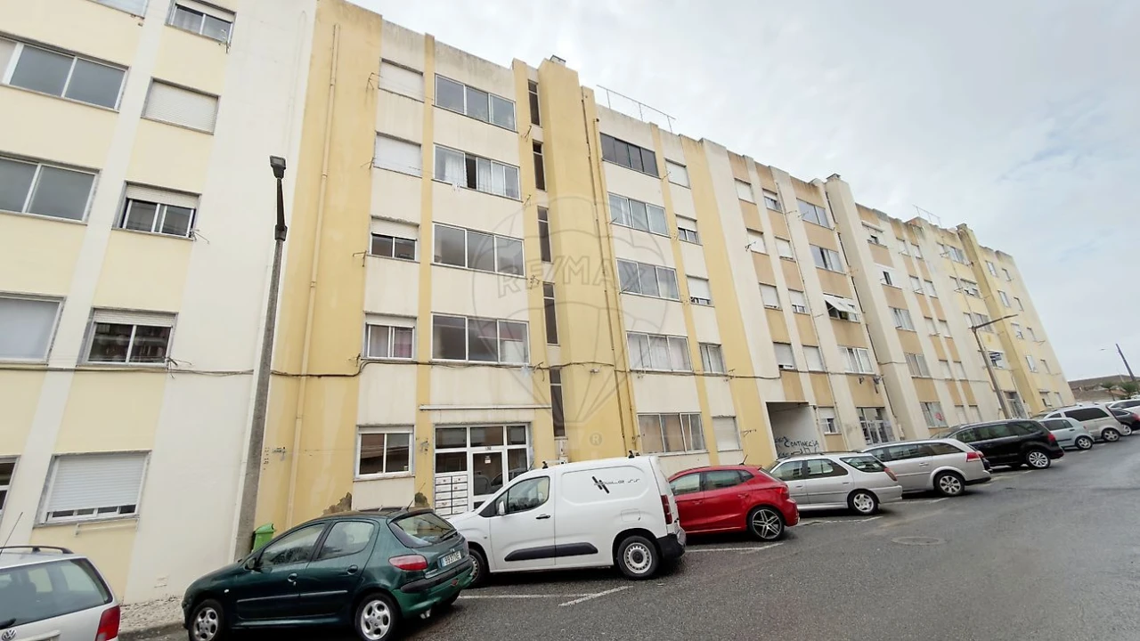 Apartamento T2 para Venda em Carregado e Cadafais Foto 34