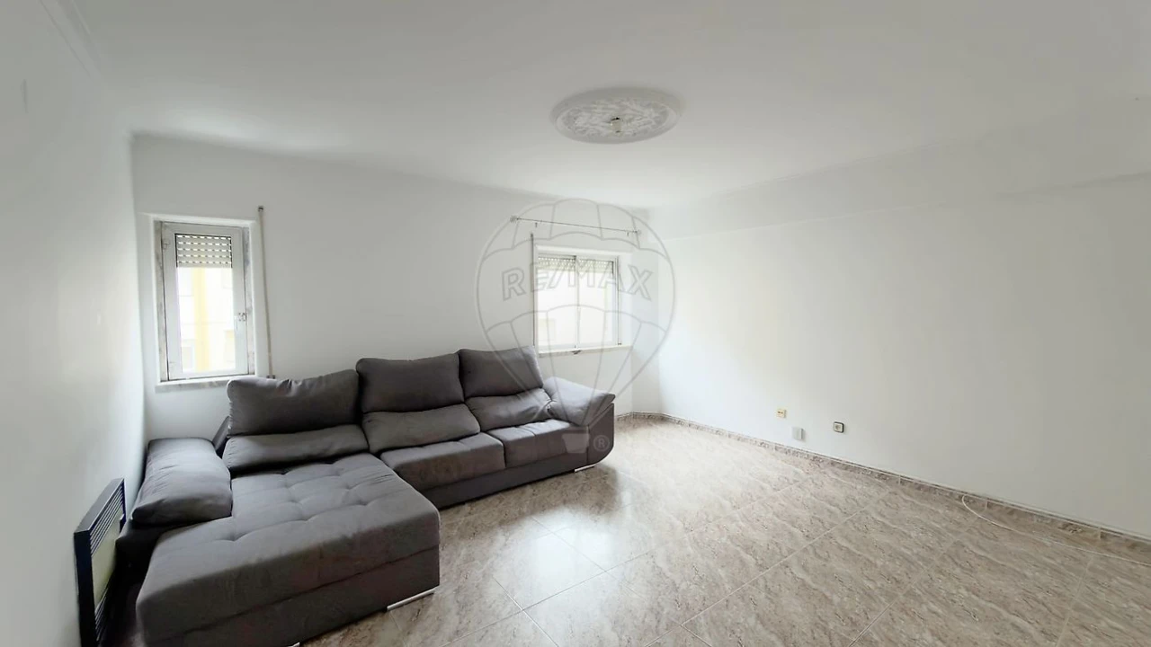 Apartamento T2 para Venda em Carregado e Cadafais Foto 18