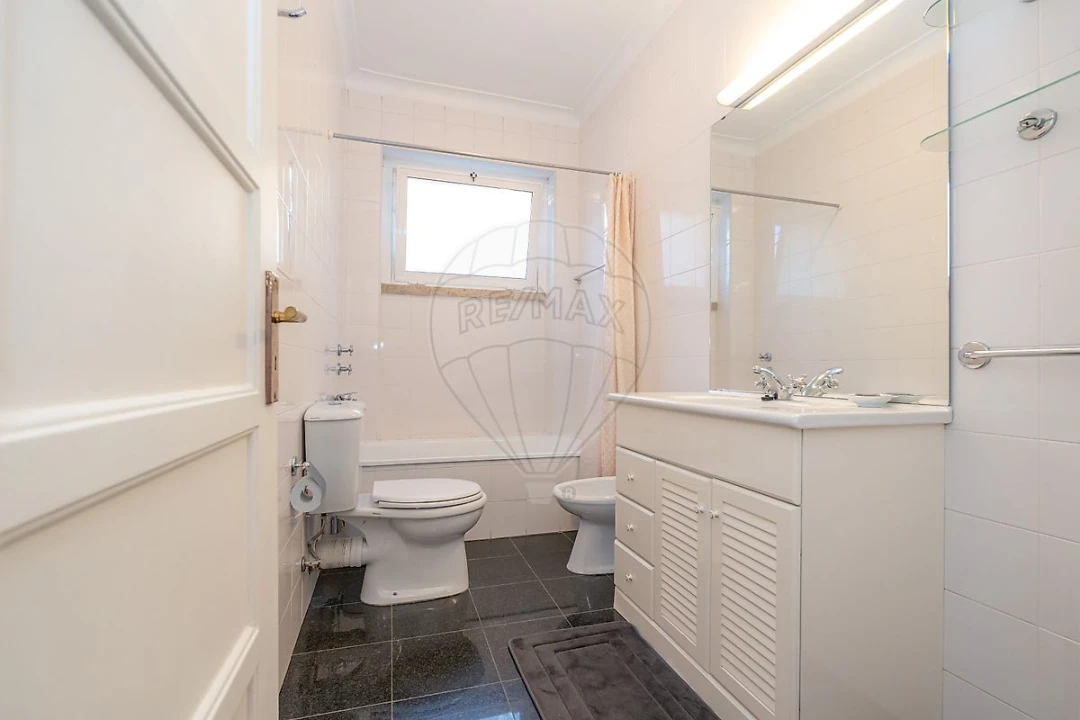 Apartamento T3 para Arrendamento em Alvalade Foto 16