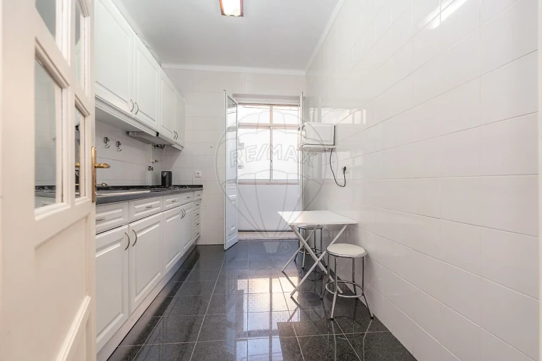 Apartamento T3 para Arrendamento em Alvalade Foto 8