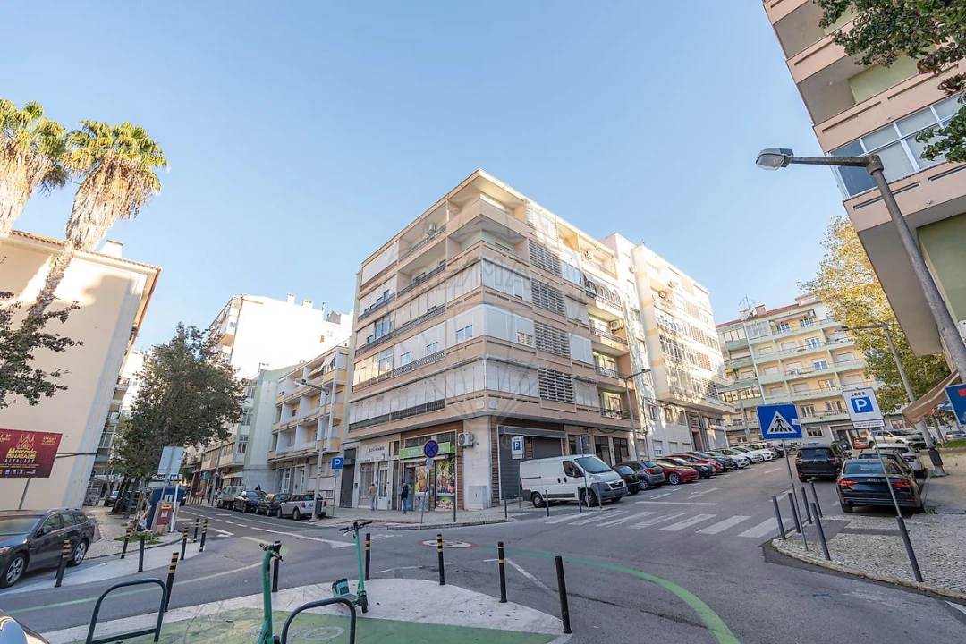 Apartamento T3 para Arrendamento em Alvalade Foto 2