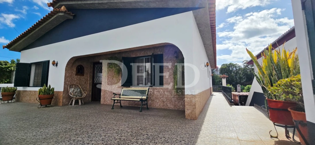 Moradia T9 para Venda em Funchal (São Pedro)