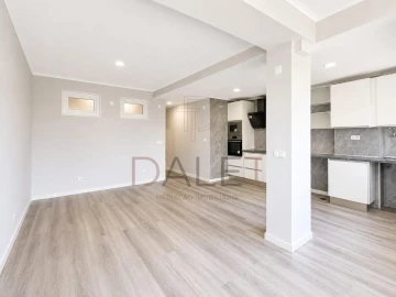 Apartamento T2 para Venda em Oeiras e São Julião da Barra, Paço de Arcos e Caxias
