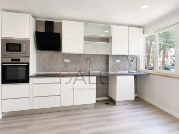 Apartamento T2 para Venda em Oeiras e São Julião da Barra, Paço de Arcos e Caxias