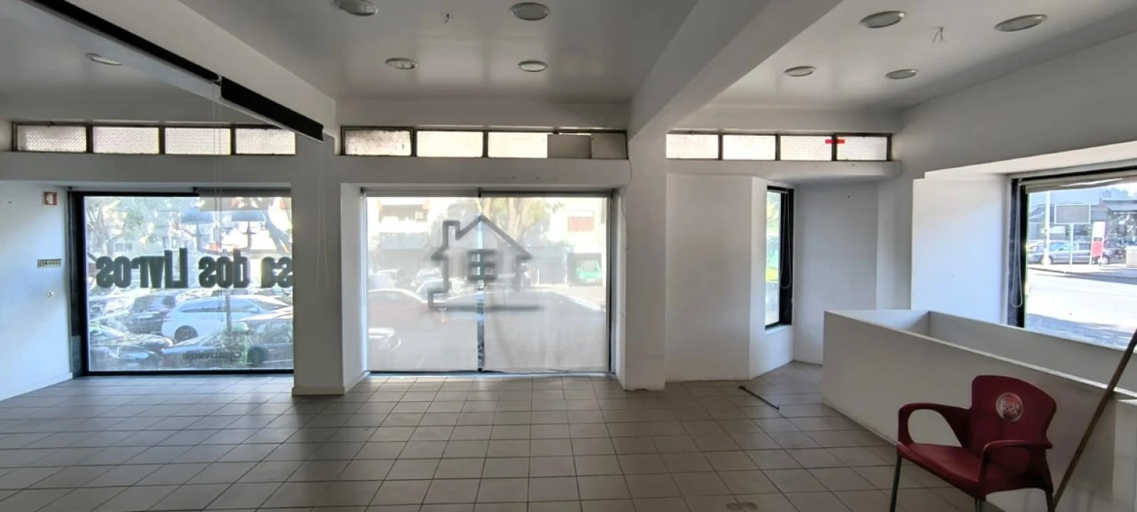 Loja para Arrendamento em Venteira Foto 1