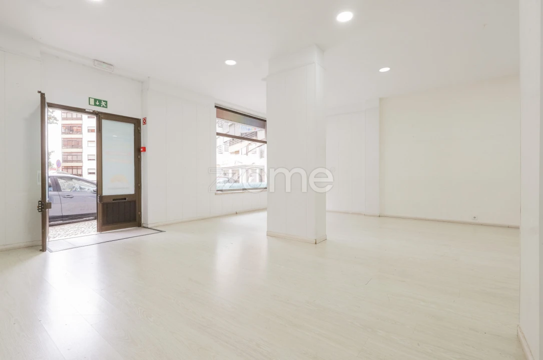 Negócio para Arrendamento em Massamá e Monte Abraão Foto 8