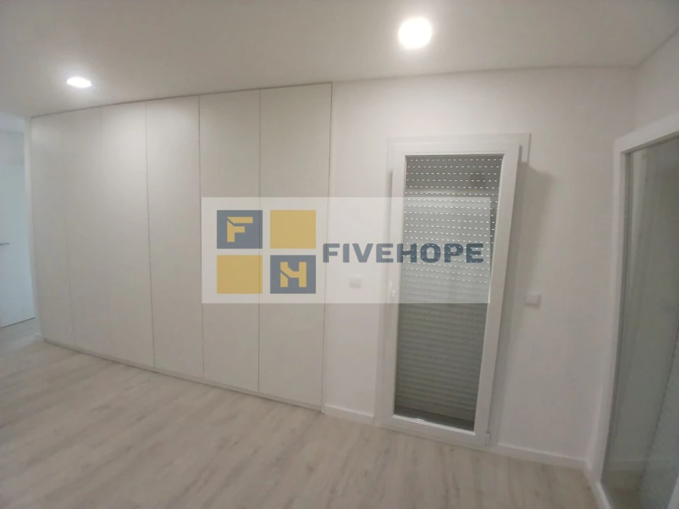 Moradia T4 para Venda em Antuzede e Vil de Matos Foto 14