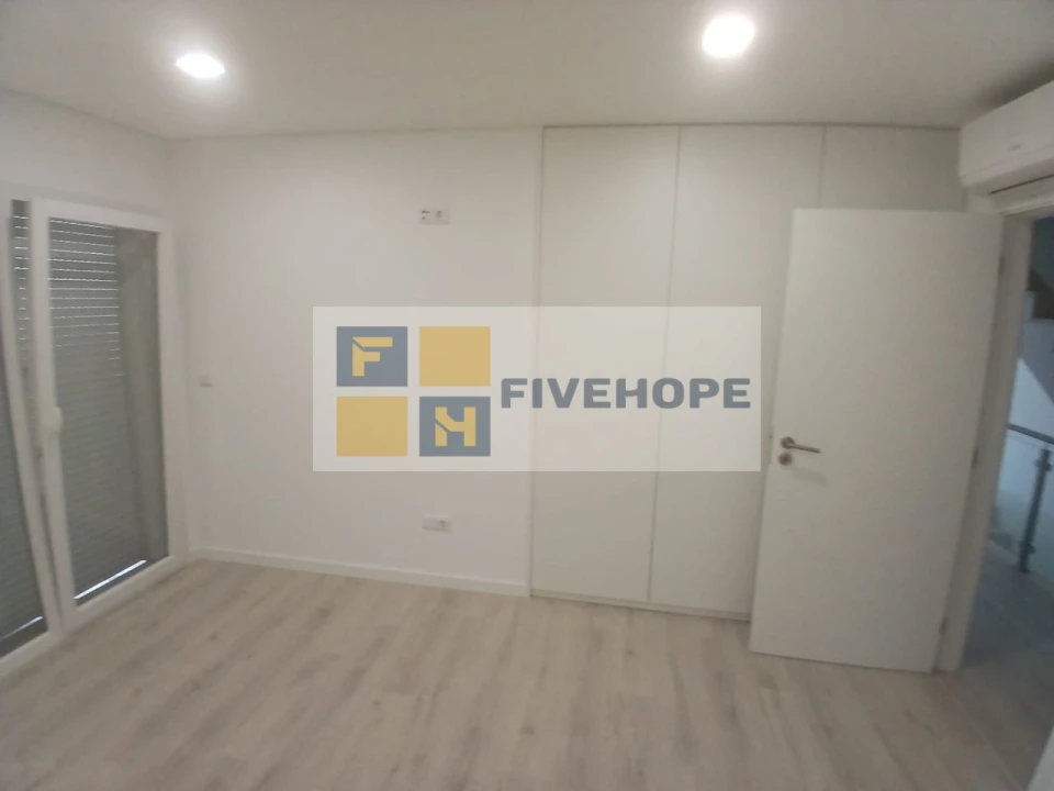 Moradia T4 para Venda em Antuzede e Vil de Matos Foto 16