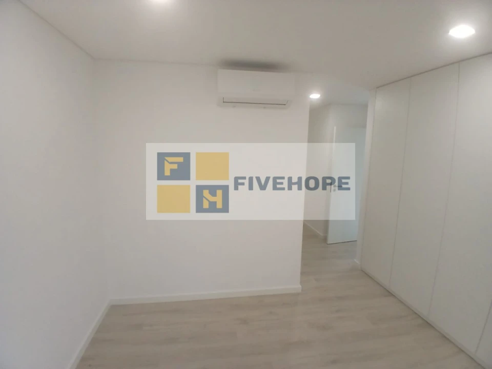 Moradia T4 para Venda em Antuzede e Vil de Matos Foto 21