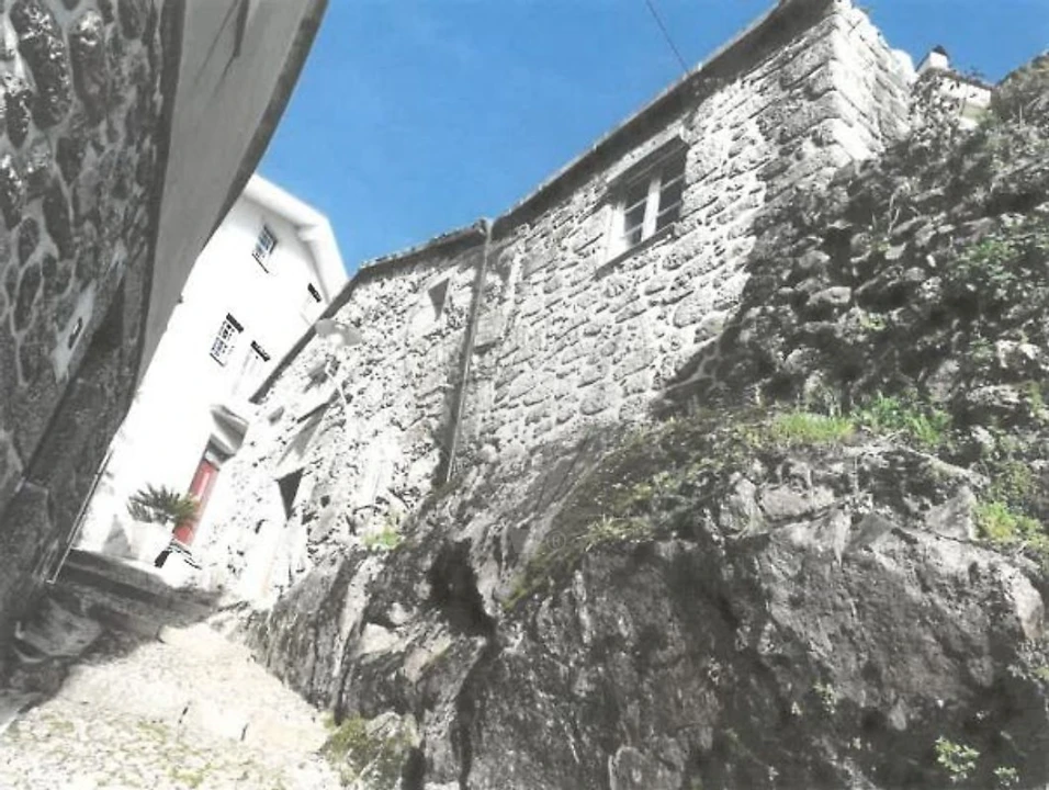 Moradia T2 para Venda em Alvoco da Serra Foto 1