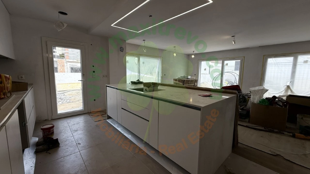 Moradia T4 para Venda em Charneca de Caparica e Sobreda Foto 7