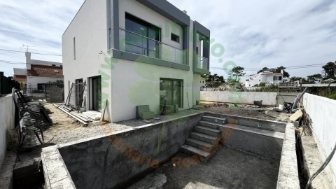 Moradia T4 para Venda em Charneca de Caparica e Sobreda