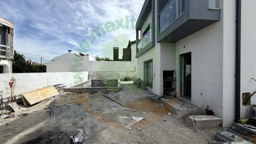Moradia T4 para Venda em Charneca de Caparica e Sobreda