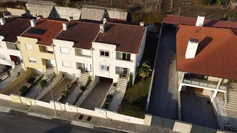 Moradia T4 para Venda em Cabanelas Foto 2