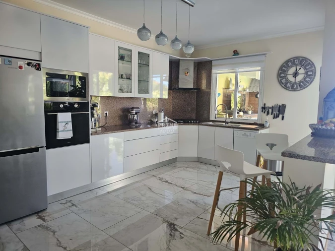 Moradia T3 para Venda em Arco da Calheta Foto 12