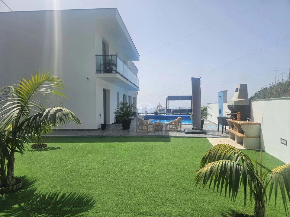 Moradia T4 para Venda em Ribeira Brava Foto 1