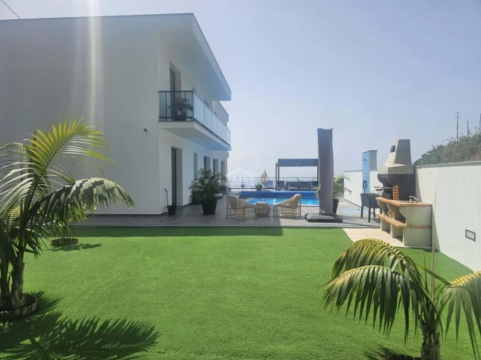 Moradia T4 para Venda em Ribeira Brava Foto 1