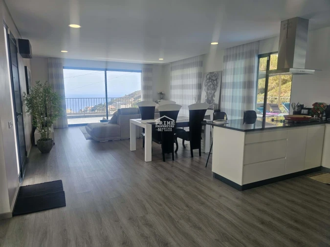 Moradia T4 para Venda em Ribeira Brava Foto 4