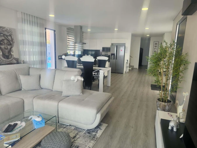 Moradia T4 para Venda em Ribeira Brava Foto 5