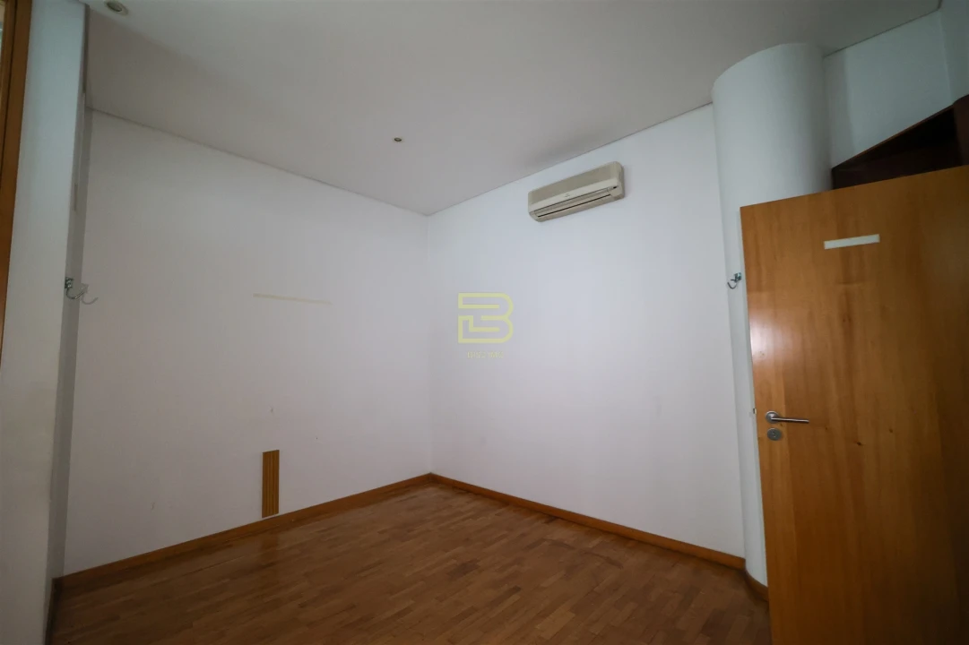 Loja para Arrendamento em Rio Tinto Foto 11