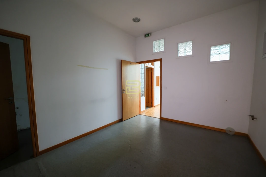 Loja para Arrendamento em Rio Tinto Foto 9