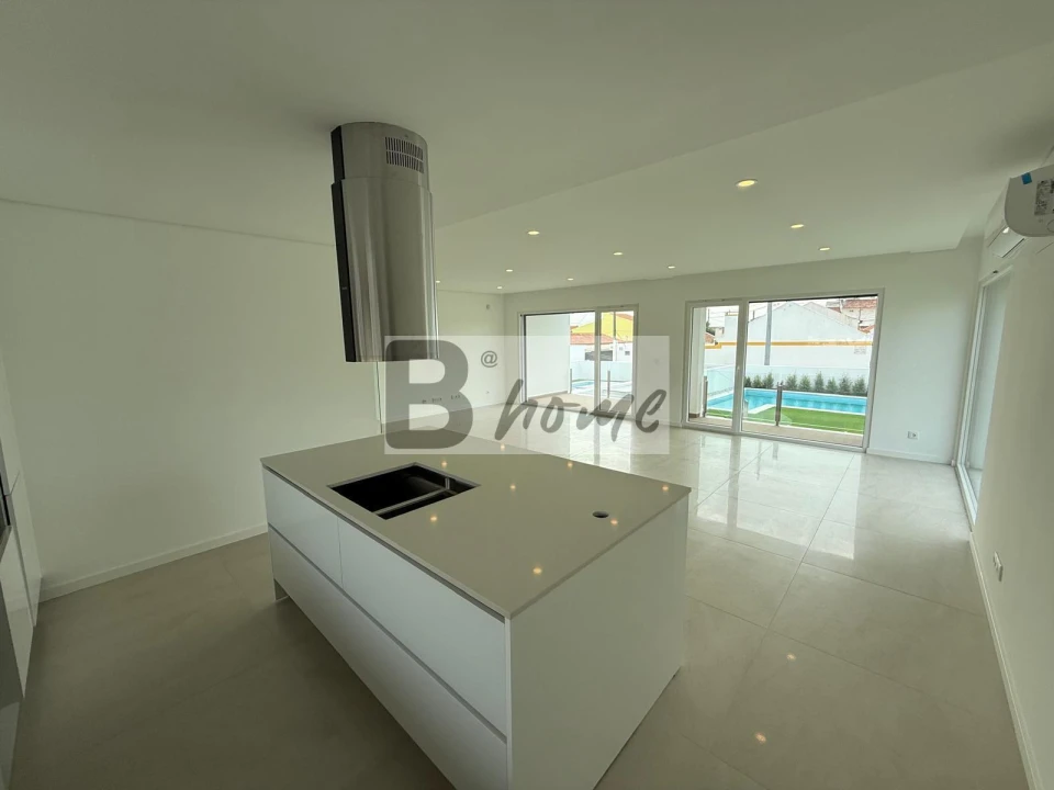 Moradia T3 para Venda em Charneca de Caparica e Sobreda Foto 4